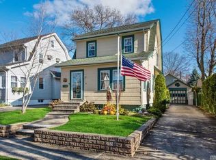 35 Gladiolus Ave, Floral Park, NY 11001