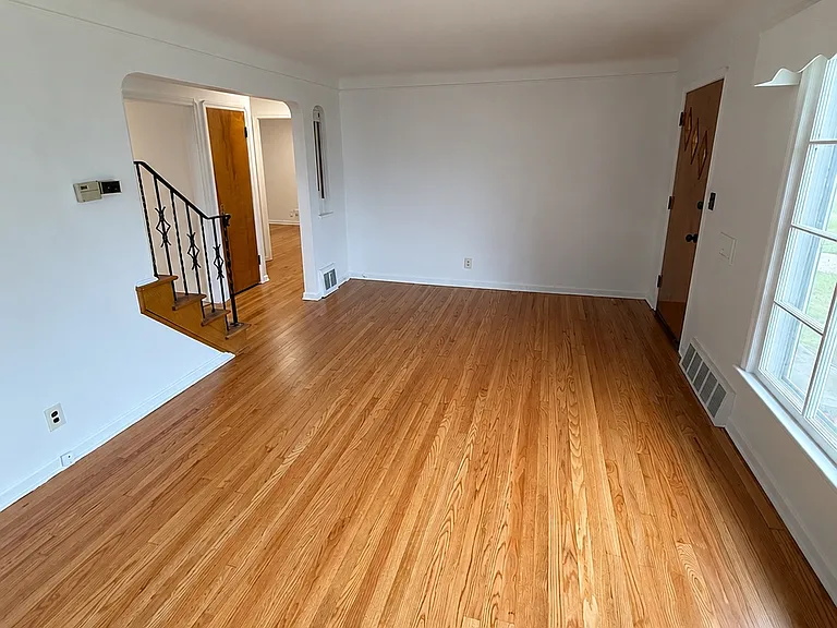 4909 Wood Ave — Photo 2