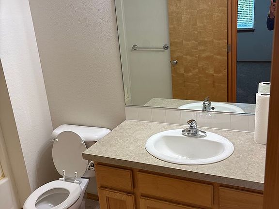 4th image of 204 SE Kane Dr