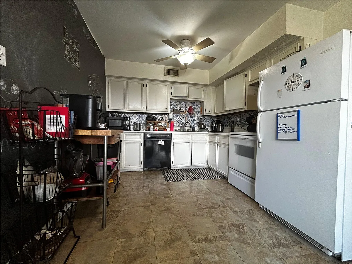 Building Photo - 4511 Avenue B #B