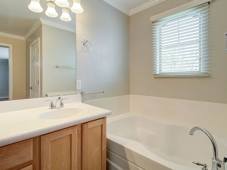 2143 W Marconi Ave — Photo 42