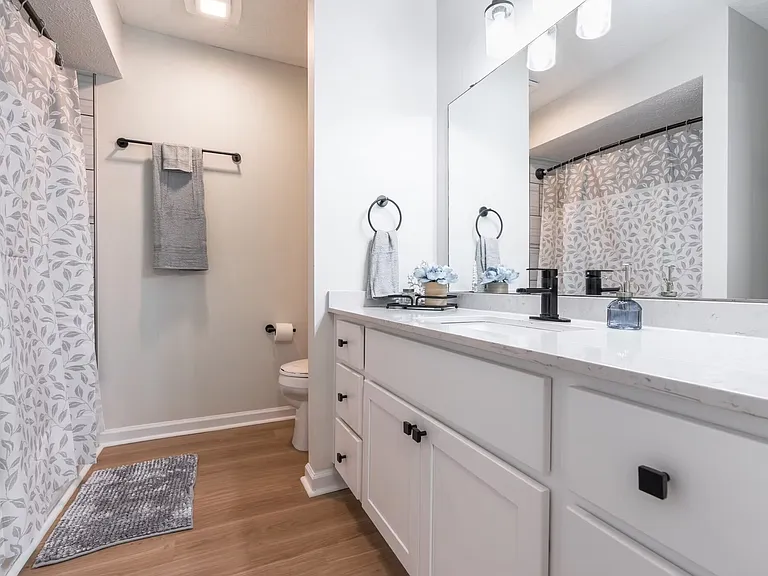 Lochwood Apartments — Photo 11