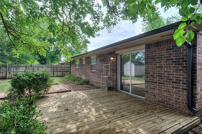 801 Robin Hill Rd — Photo 24