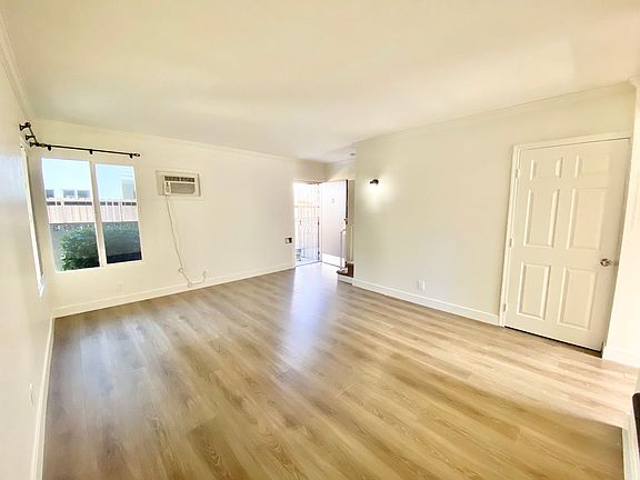 3rd image of 5812 Tujunga Ave APT 2