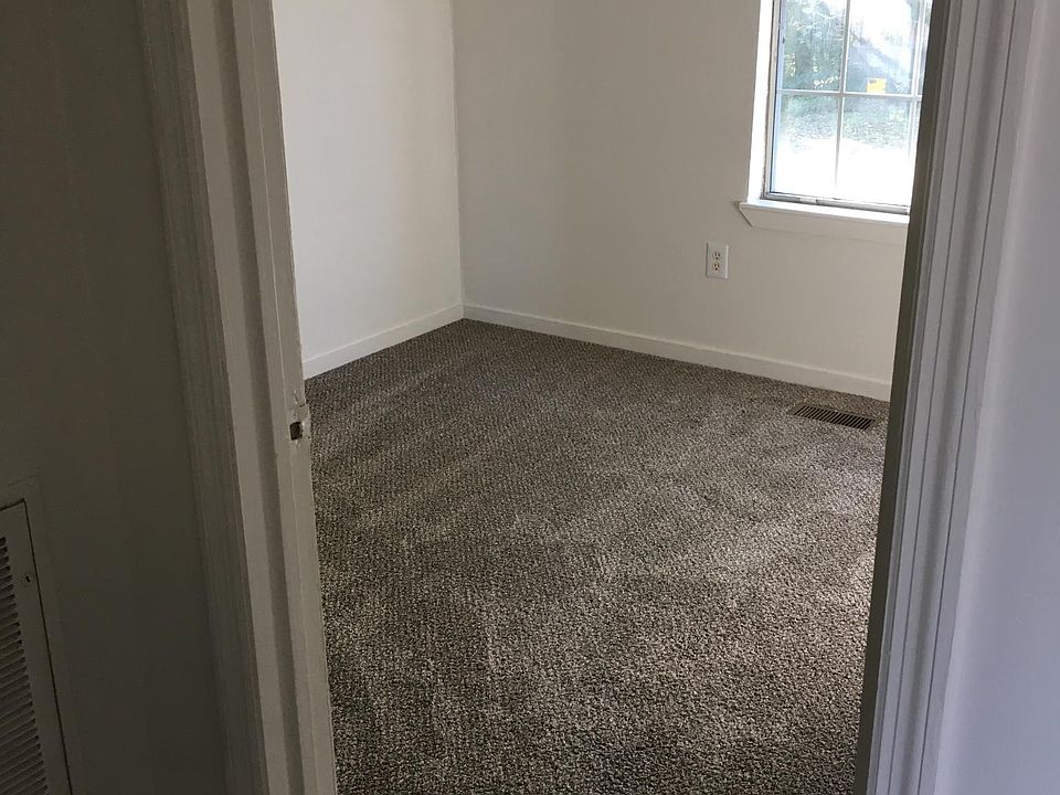2nd smaller bedroom, closet