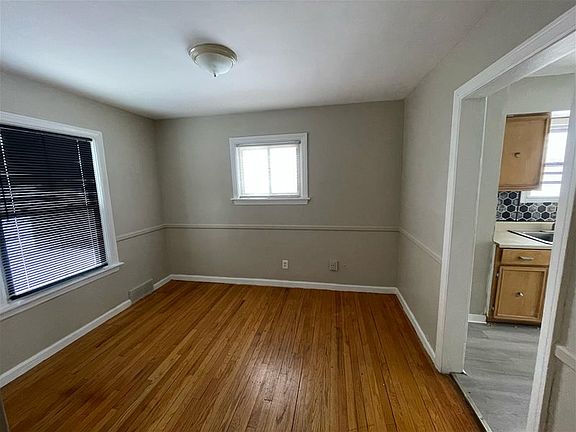 3rd image of 16124 Blackstone St