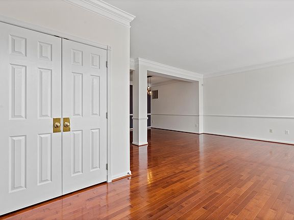 4th image of 22576 Welborne Manor Sq