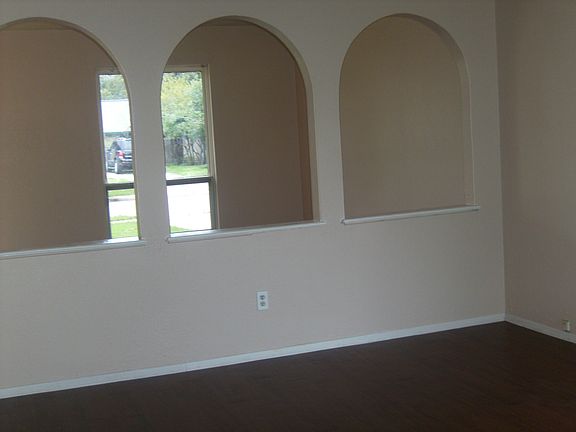 3rd image of 1609 Williamsburg Dr
