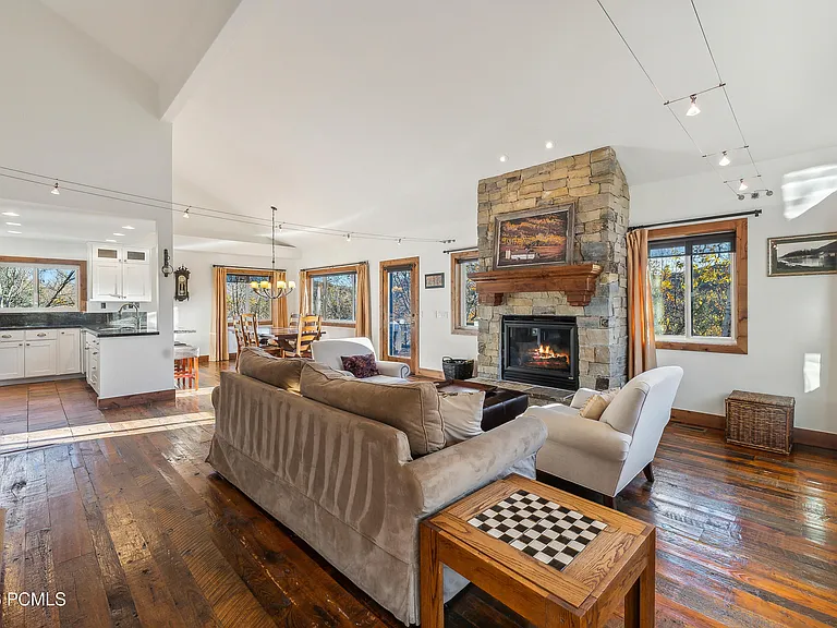 7240 Buckboard Dr — Photo 2