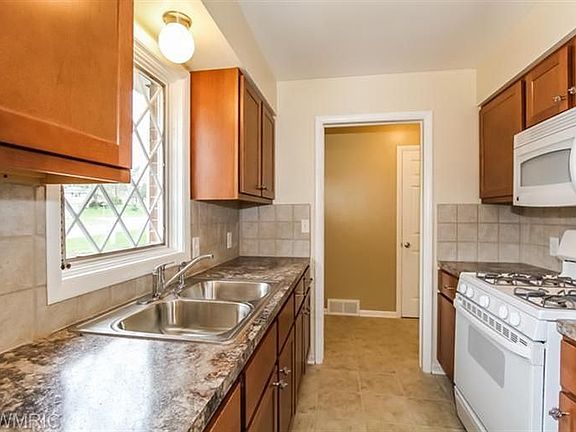 3rd image of 2856 Montreat Dr NE