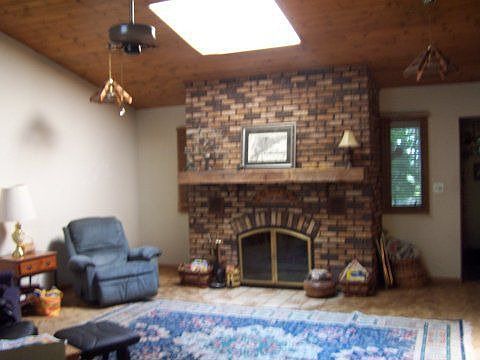 Living rm w/fireplace
