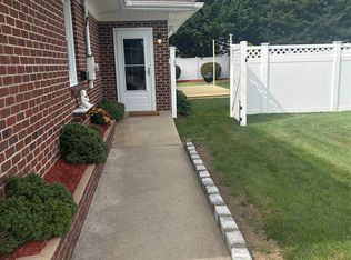 50 Willow Ln, Lindenhurst, NY 11757