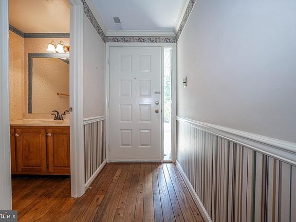 3rd image of 557 Foxwood Ln