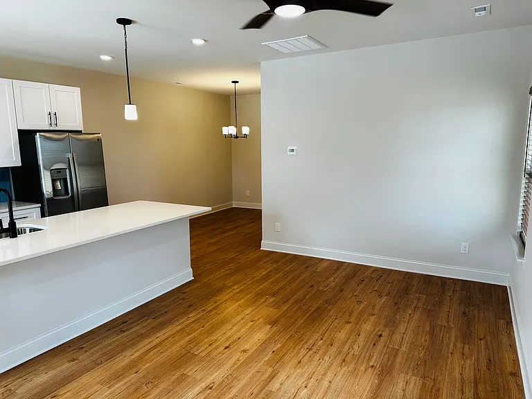 525 N Linwood Ave — Photo 8