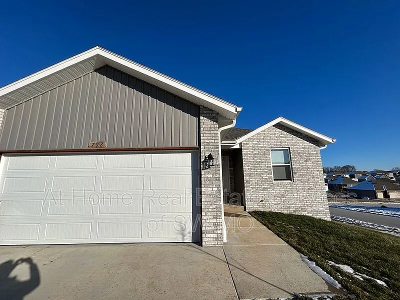 702 E Watermill Cir