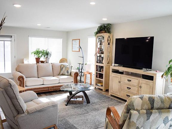 3rd image of 76 Popcorn Cir