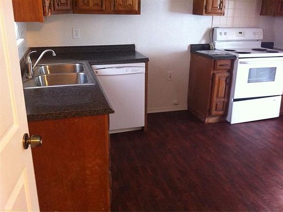 3rd image of 1307 Hillcrest St