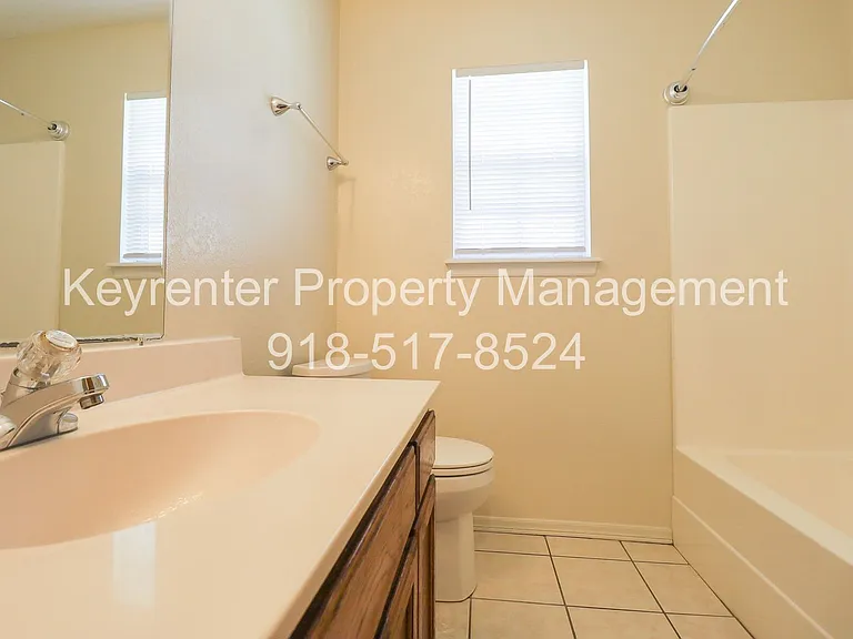 318 E Will Rogers Blvd — Photo 13