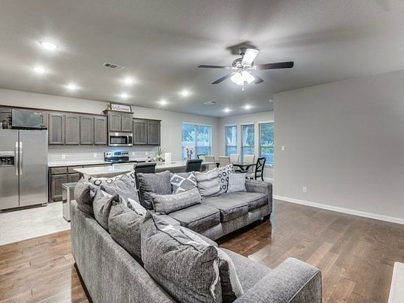 4th image of 417 Mesa Dr