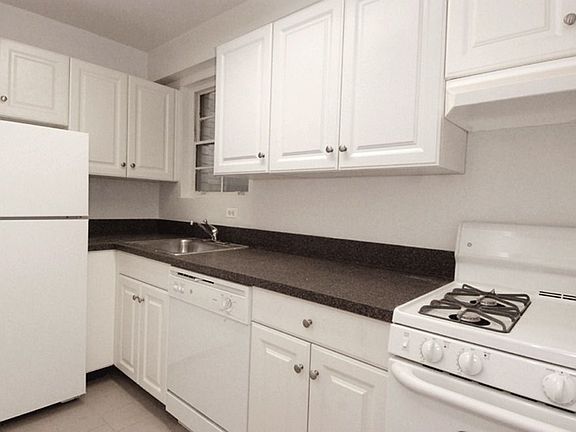 4th image of 230 E 79th St