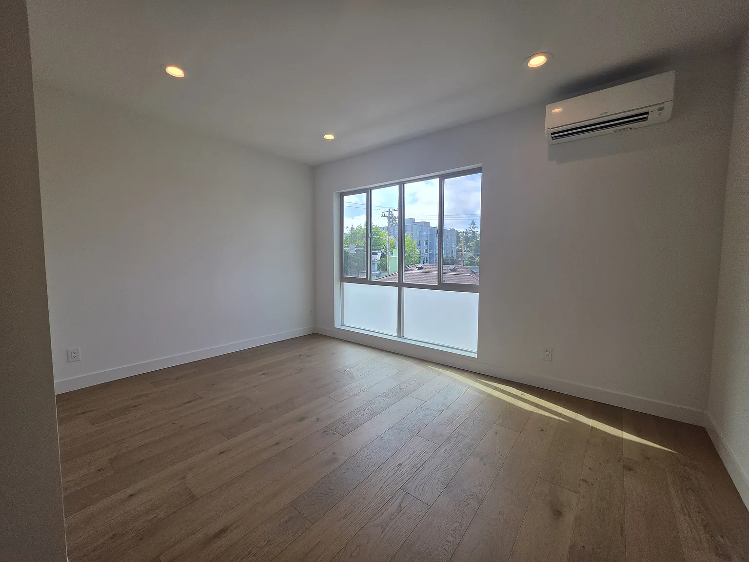 2 bed, 2.5 bath, 1320 sqft, $3,750 — Photo 3