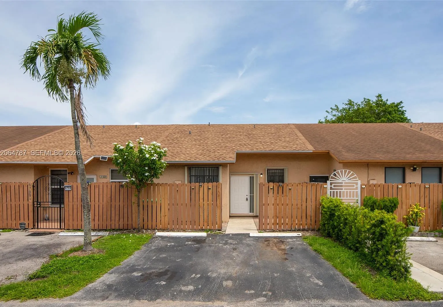 Country Lake Manors Townh — Photo 1
