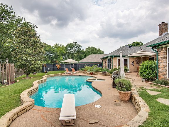 3rd image of 1425 Scarborough Ln