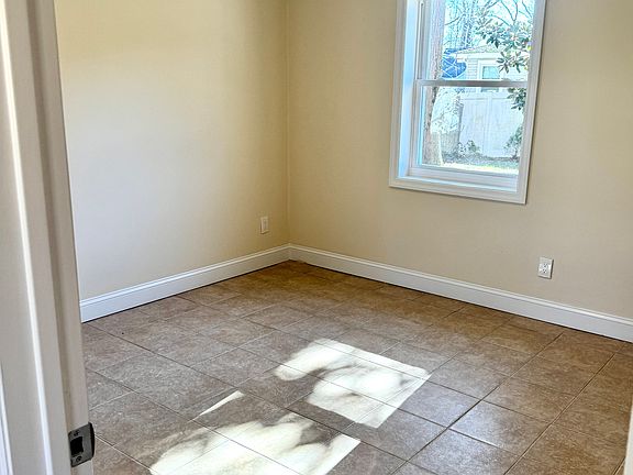 3rd image of 31 Perry Ln