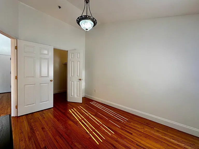 6248 Mount Olivet Cres — Photo 9