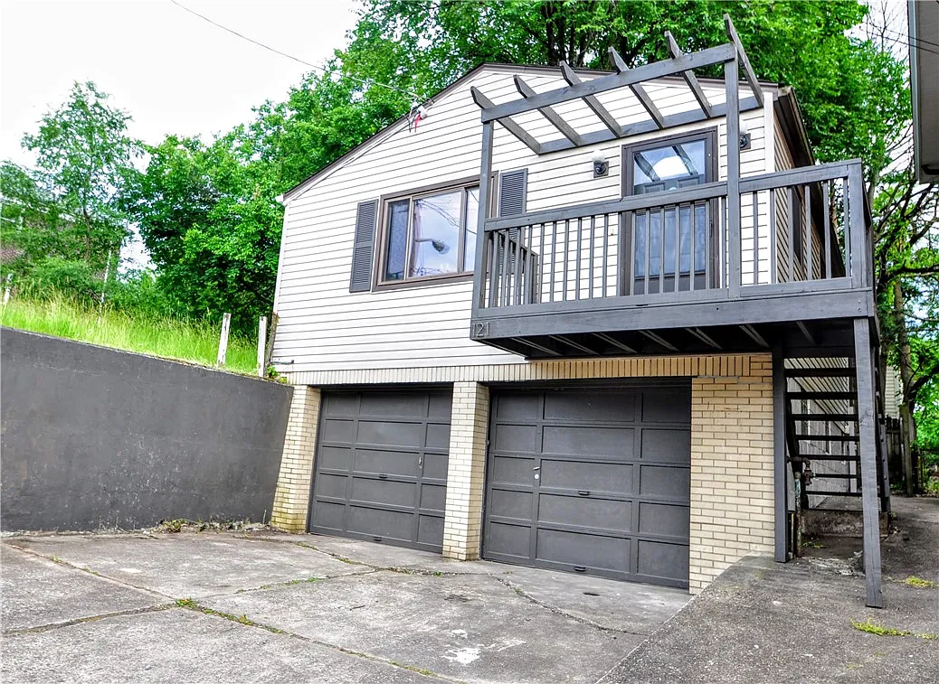 121 W McIntyre Ave photo 1