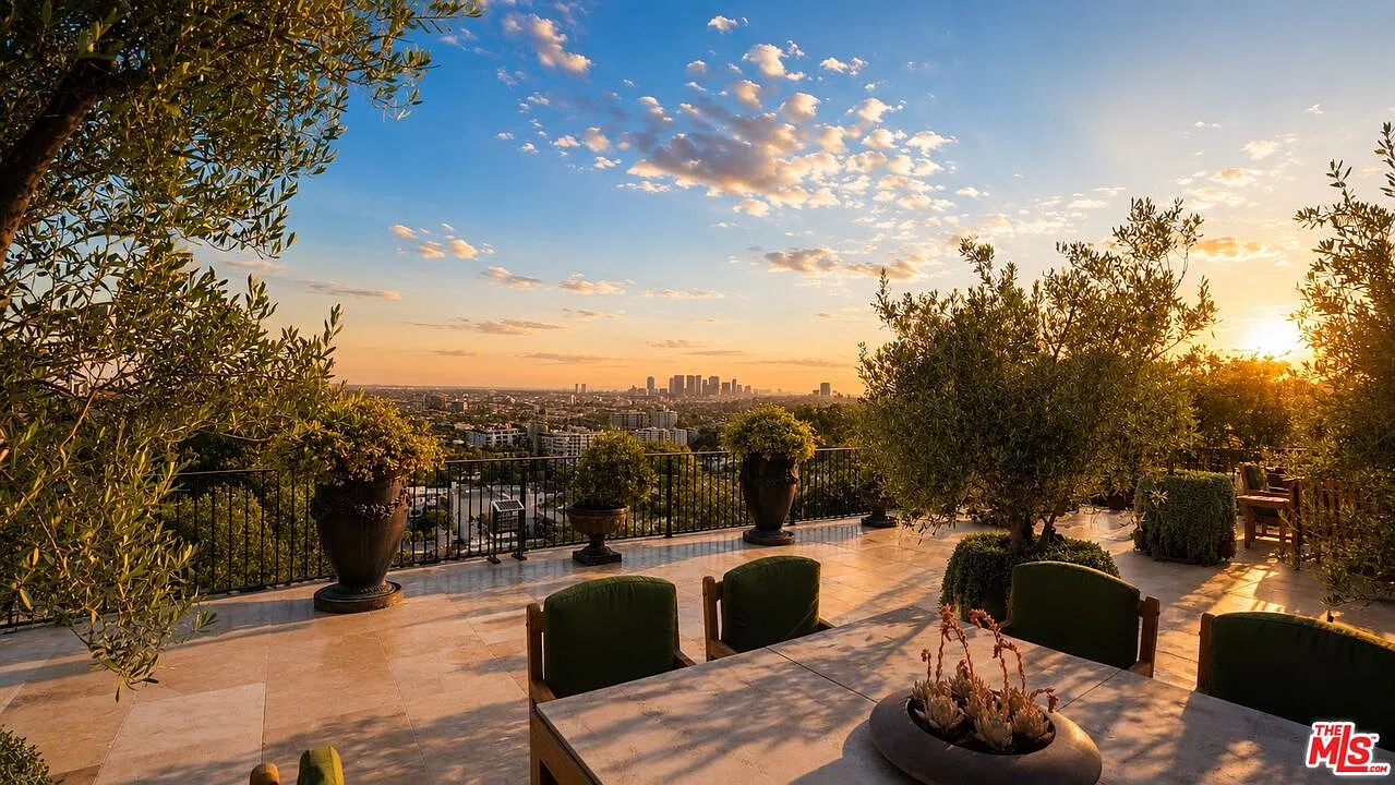 6 bed, 7.0 bath, 6700 sqft, $60,000 — Photo 4