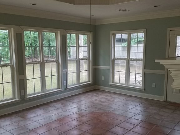 Sunrm w/tray ceiling. 