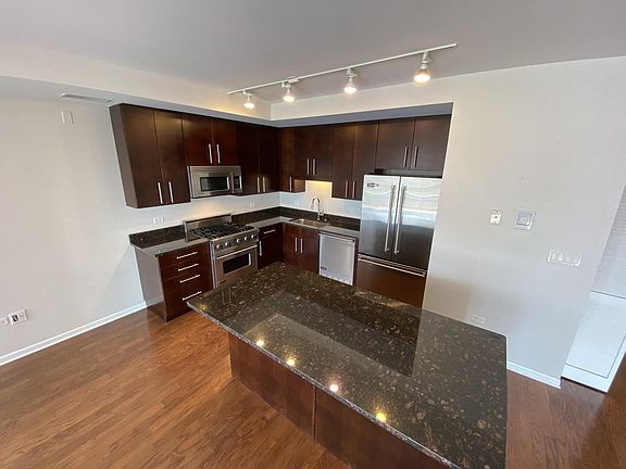 4th image of 744 W Fullerton Ave APT 401