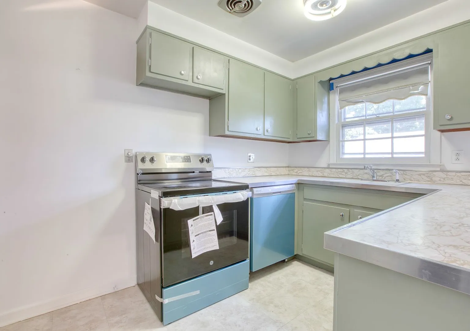 Duplex style 2 bedroom updated — Photo 1