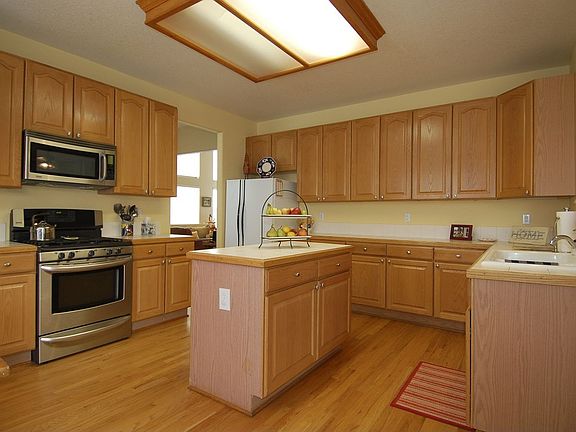Large kitchen w/island