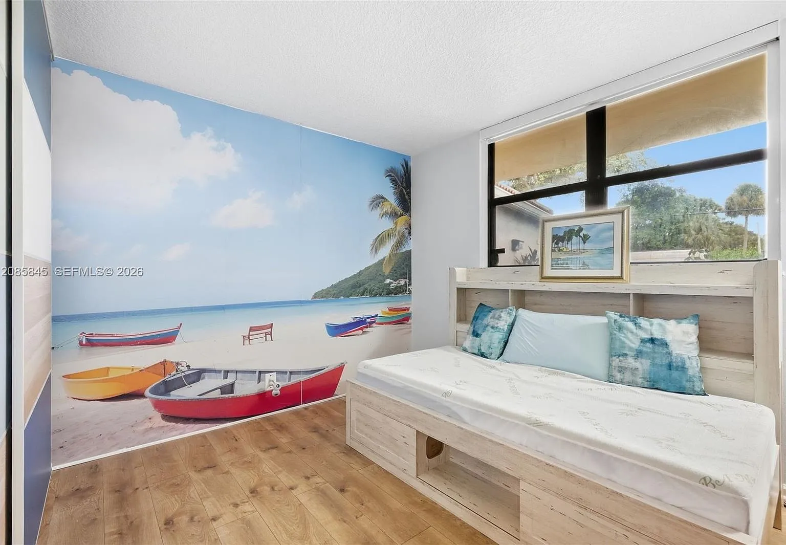 Lake Emerald Condominium — Photo 1