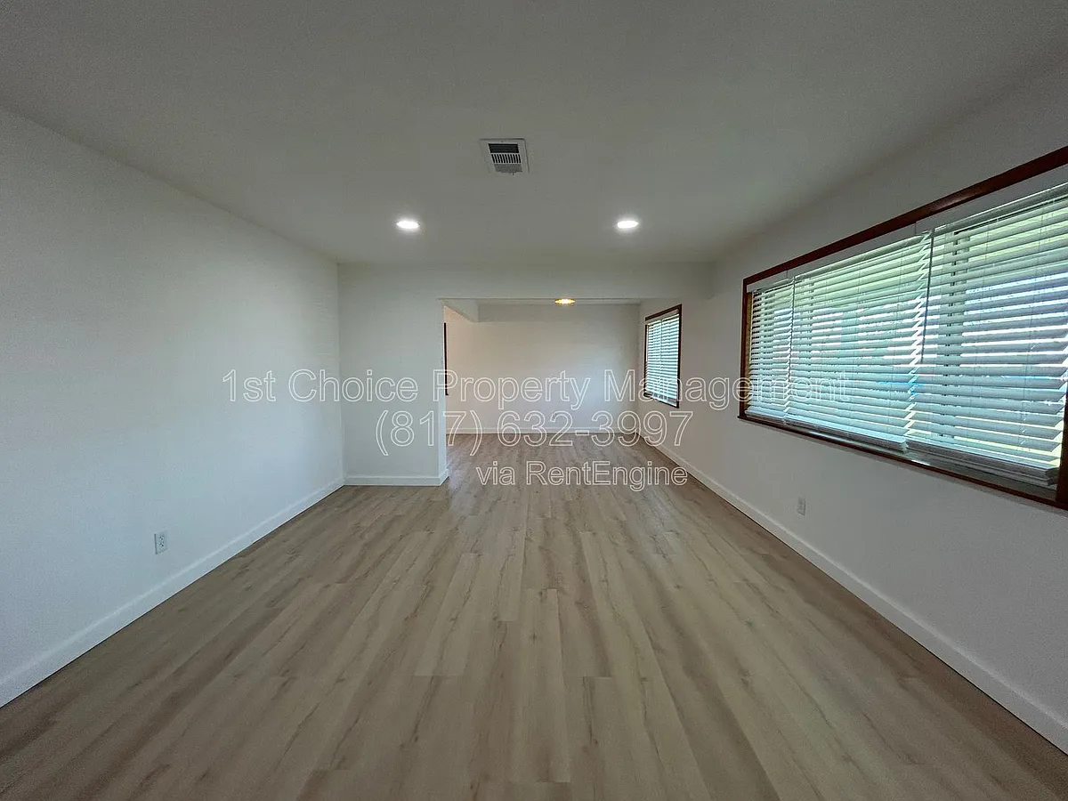 Building Photo - 720 Sandell Dr