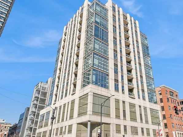 150 W Superior St APT 802, Chicago, IL 60610