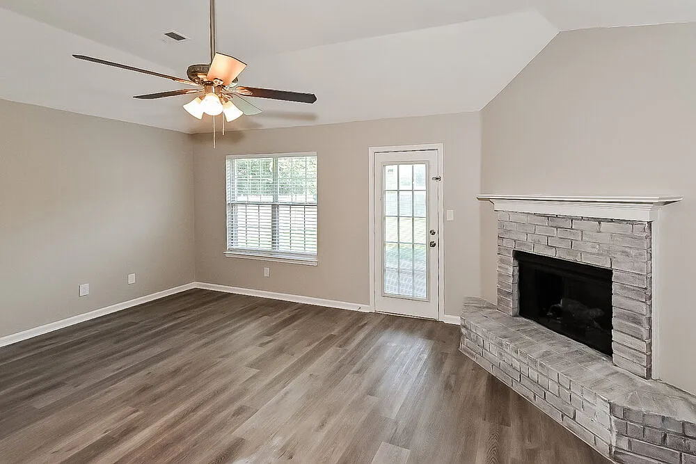 3 bed, 2.0 bath, 1449 sqft, $1,885 — Photo 3