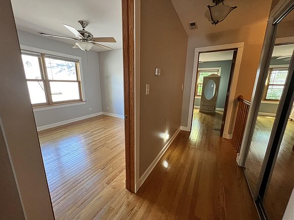 4th image of 1938 W School St #10935954