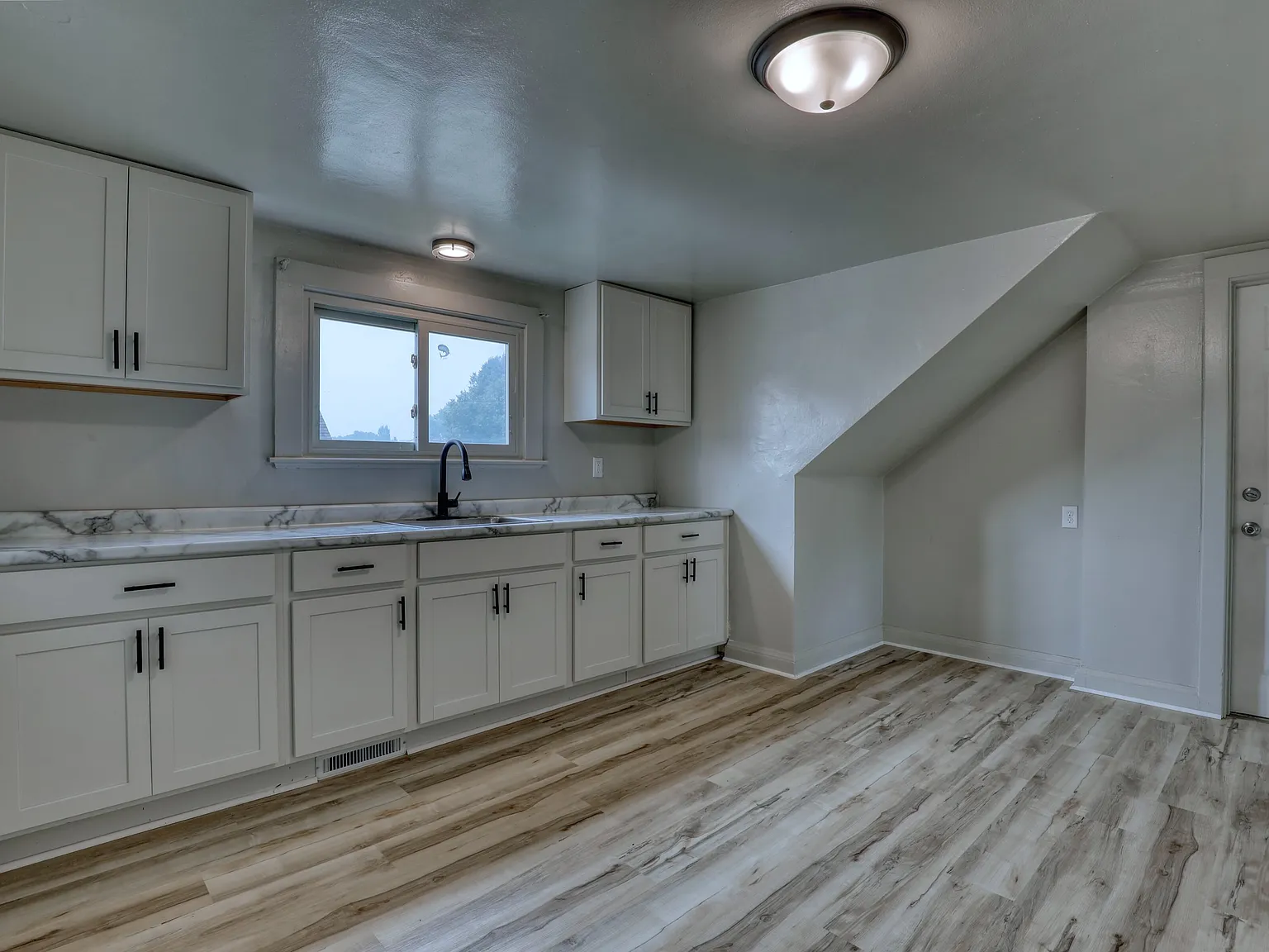 3 bed, 1100 sqft, $1,650 — Photo 2