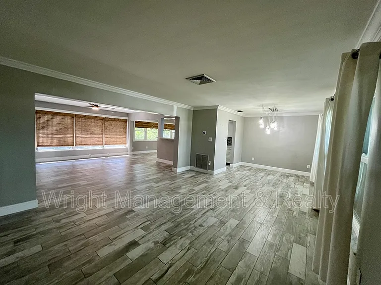 2323 Surrey Ln — Photo 2