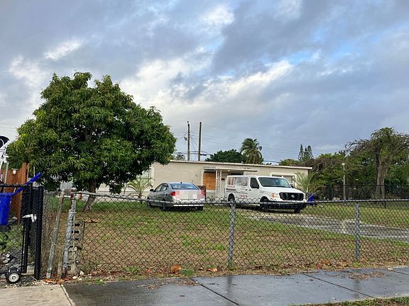 3rd image of 303 Nw 28th Way