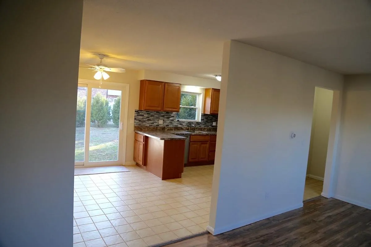 2 bed, 1.5 bath, 1200 sqft, $2,400 — Photo 2