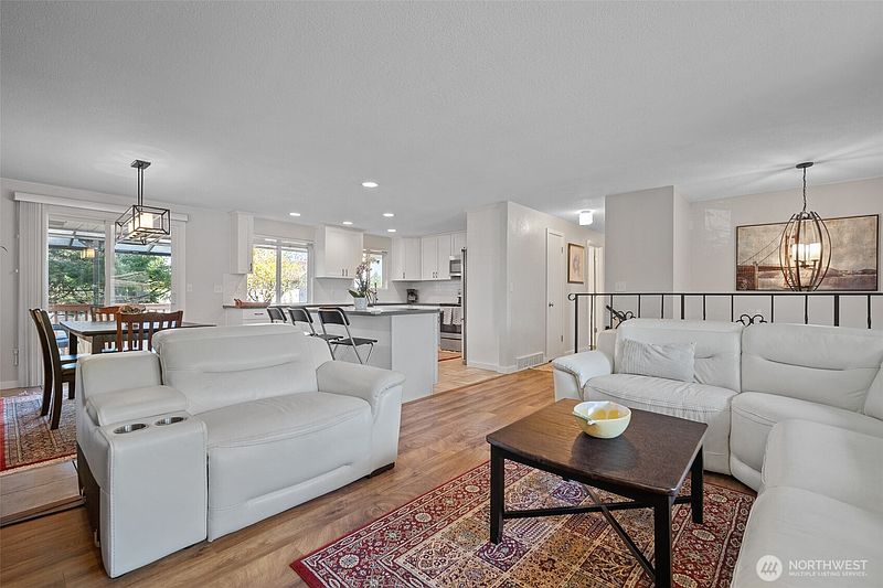 5th image of 913 92nd Street SE