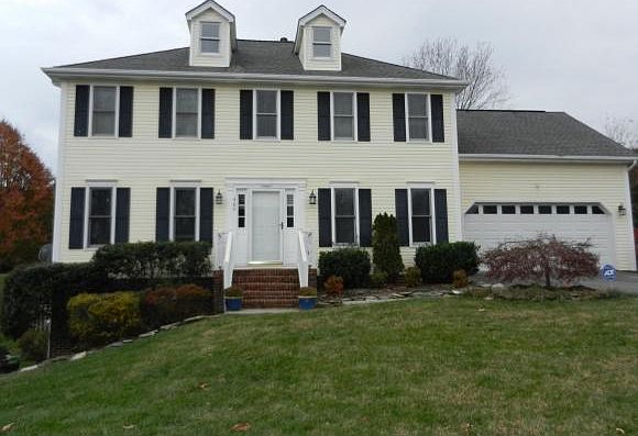 1st image of 405 Green Valley Dr