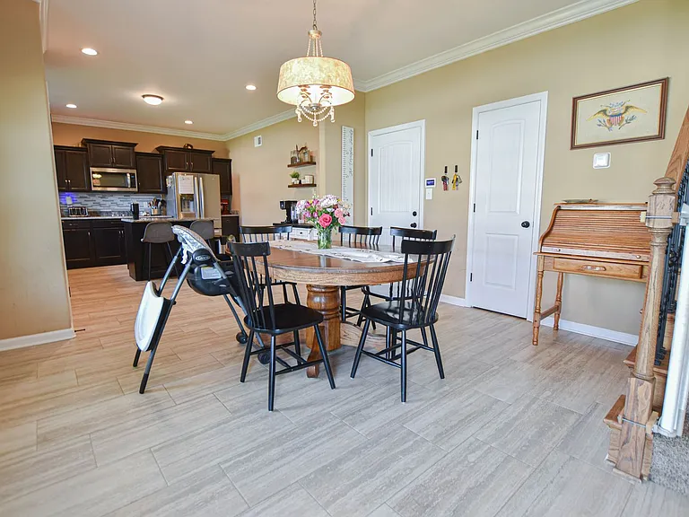 1016 Meadowview Ln — Photo 5