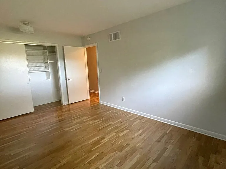 3212 Charing Cross Rd — Photo 12