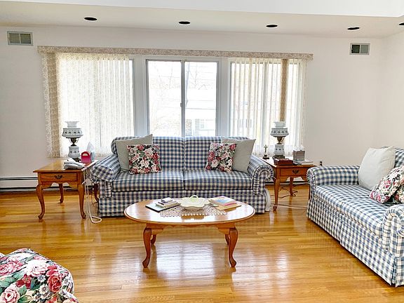 3rd image of 8 Saxon Woods Park Dr