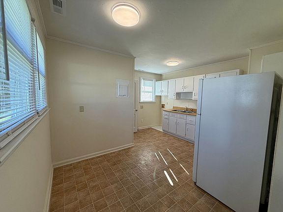 3rd image of 2261 Onslow Dr